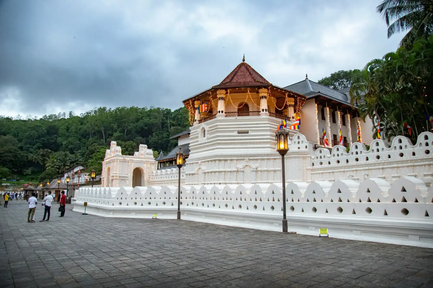 Private driver tour to Kandy's Temple of the Tooth and lake in Sri Lanka