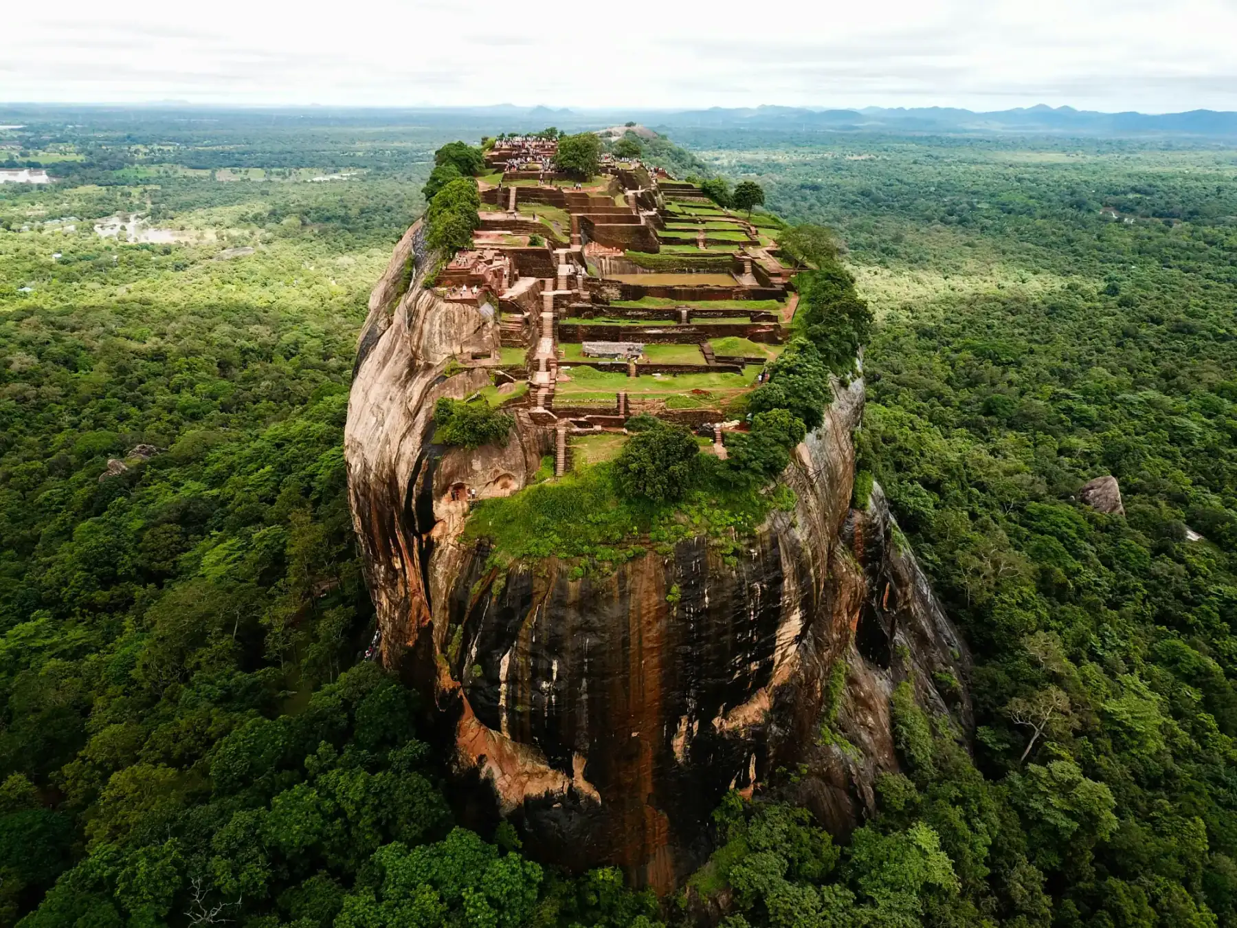 Le rocher de Sigiriya au milieu de la forêt, vu du ciel