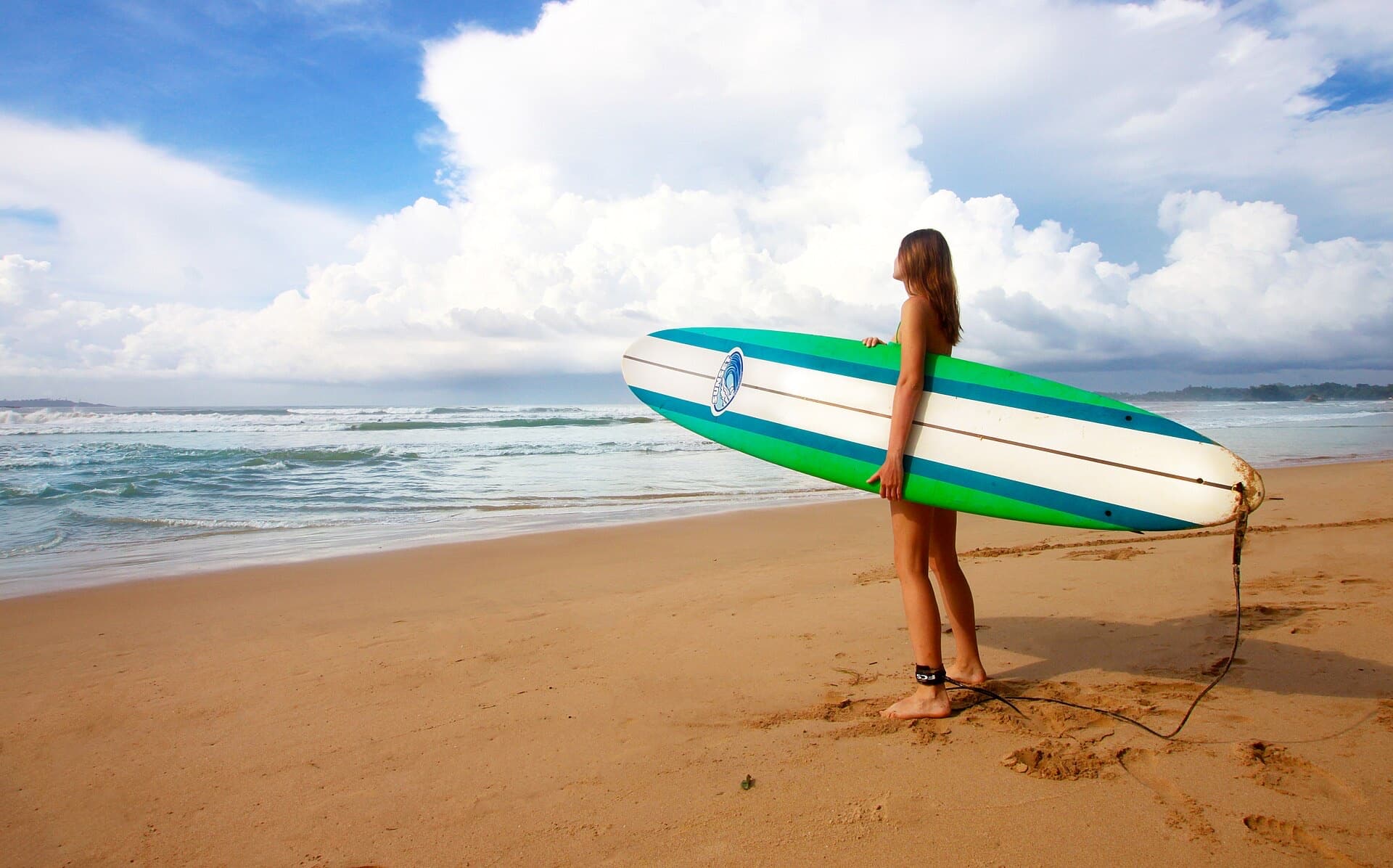 Un surfeur sur la plage de Weligama, Sri Lanka